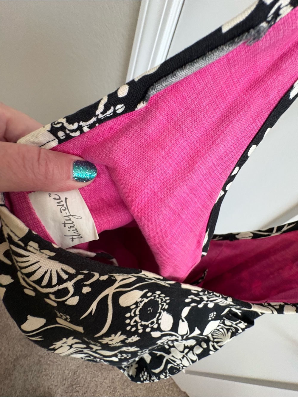Black & White Floral Slouch Shoulder Bag Hobo, w/Pink Lining, thirty one brand - Picture 5 of 9